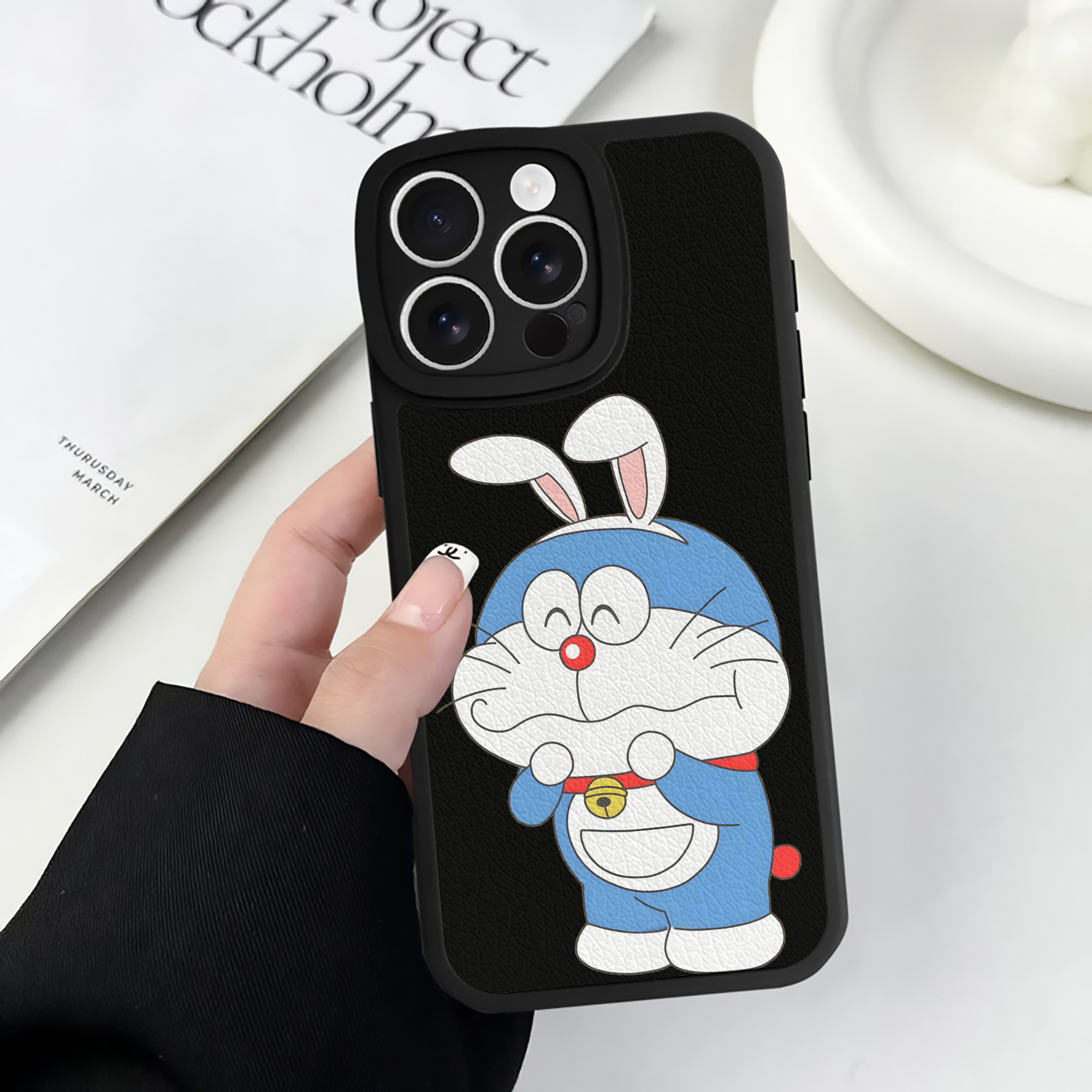 （画像用） ドラえもん Doraemon 【iPhone 16シリーズ対応】シリコンスマホケース（レザー調） 材質：シリコン